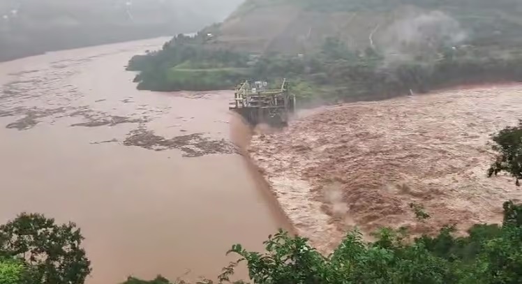 Água do Rio das Antas já passa sobre o talude de contenção da Barragem 14 de Julho, que fica em Cotiporã. Foto: Reprodução/redes sociais