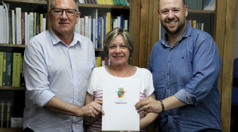 Presidente da Câmara, Jorge Cenci (E) recebeu projetos do Executivo, entregues pelo prefeito Jonas Tomazini e a secretária de Assistência Social e Habitação, Anita Pasqual. Foto: Divulgação/CVF