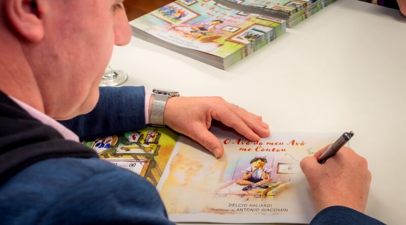 Escritor e professor Delcio Agliardi realiza sessão de autógrafos dia 4 de outubro. Foto: Marcelo Pedroso/Divulgação