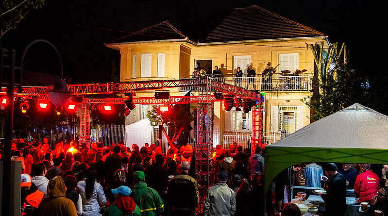 Na rua, iluminação especial e grande público que foi ao centro de Farroupilha. Na sacada, apresentação da banda Barbarella, o ponto alto da noite.