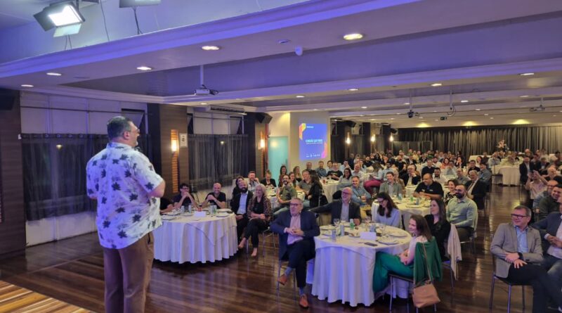 Chico, o Vendedor Raiz, fez uma palestra bem-humorada aos empresários. Fotos: Simecs/Divulgação