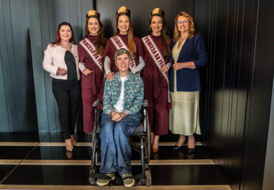 Elisa Kuver, da Comissão Social, rainha, princesas, e o estilista Rico Bracco. Foto: Regina Lain/Divulgação