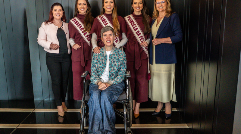 Elisa Kuver, da Comissão Social, rainha, princesas, e o estilista Rico Bracco. Foto: Regina Lain/Divulgação