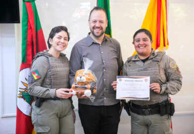 Prefeito Tomazini e as soldados Joice e Bruna. Foto: Divulgação/PMF