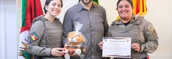 Prefeito Tomazini e as soldados Joice e Bruna. Foto: Divulgação/PMF