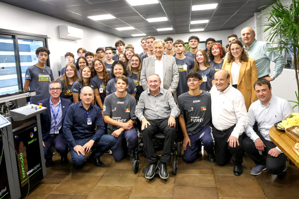 Os empresários Antonio Zini, Cláudio Bier, Clóvis Tramontina, Geraldo Alexandrini com alunos e equipe do Senai na inauguração, dia 13 de abril, data de aniversário de Zini