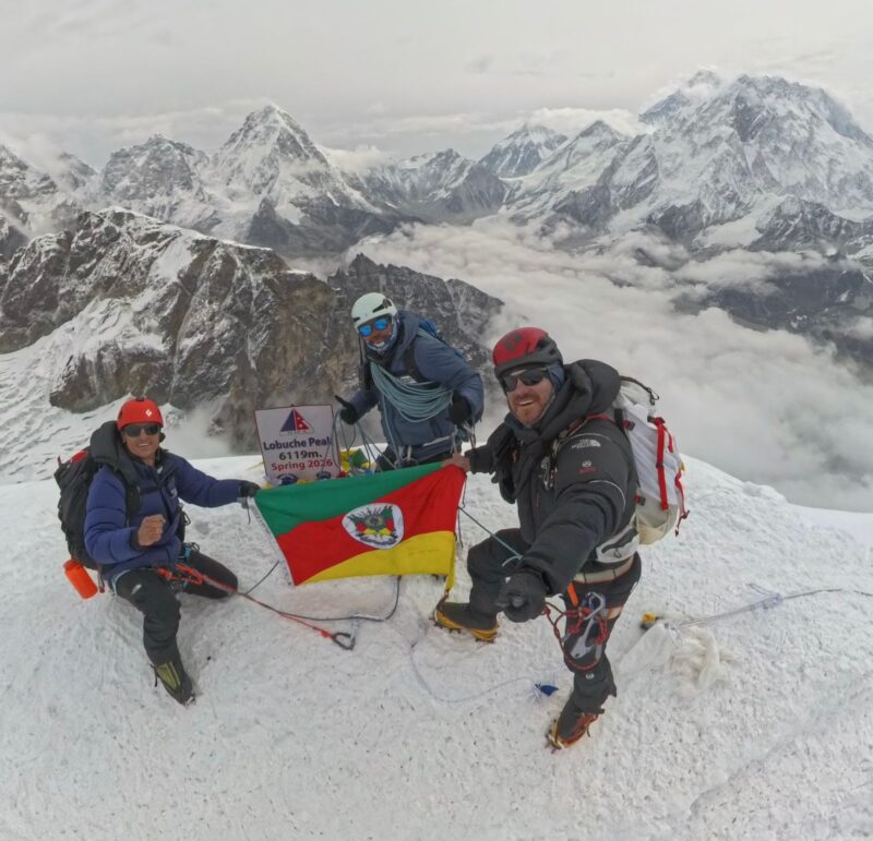 Bombeiro militar e empresário de Lajeado alcançam cume do Monte Lobuche e levam bandeira do Estado